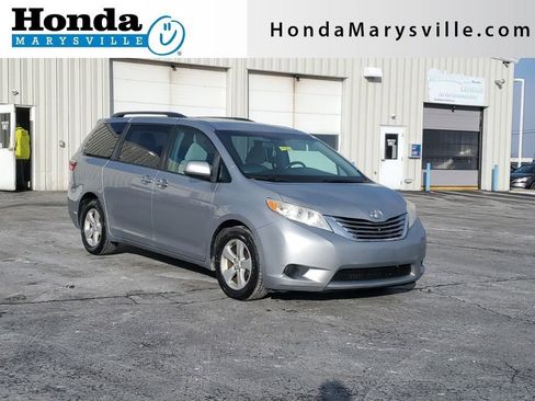Used 2015 Toyota Sienna LE image 1