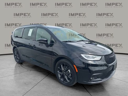 Used 2025 Chrysler Pacifica Limited FWD image 4
