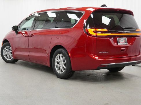 New 2026 Chrysler Pacifica Select image 13