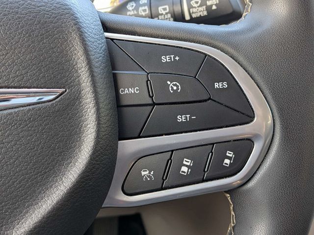 Used 2023 Chrysler Pacifica Touring-L FWD image 28