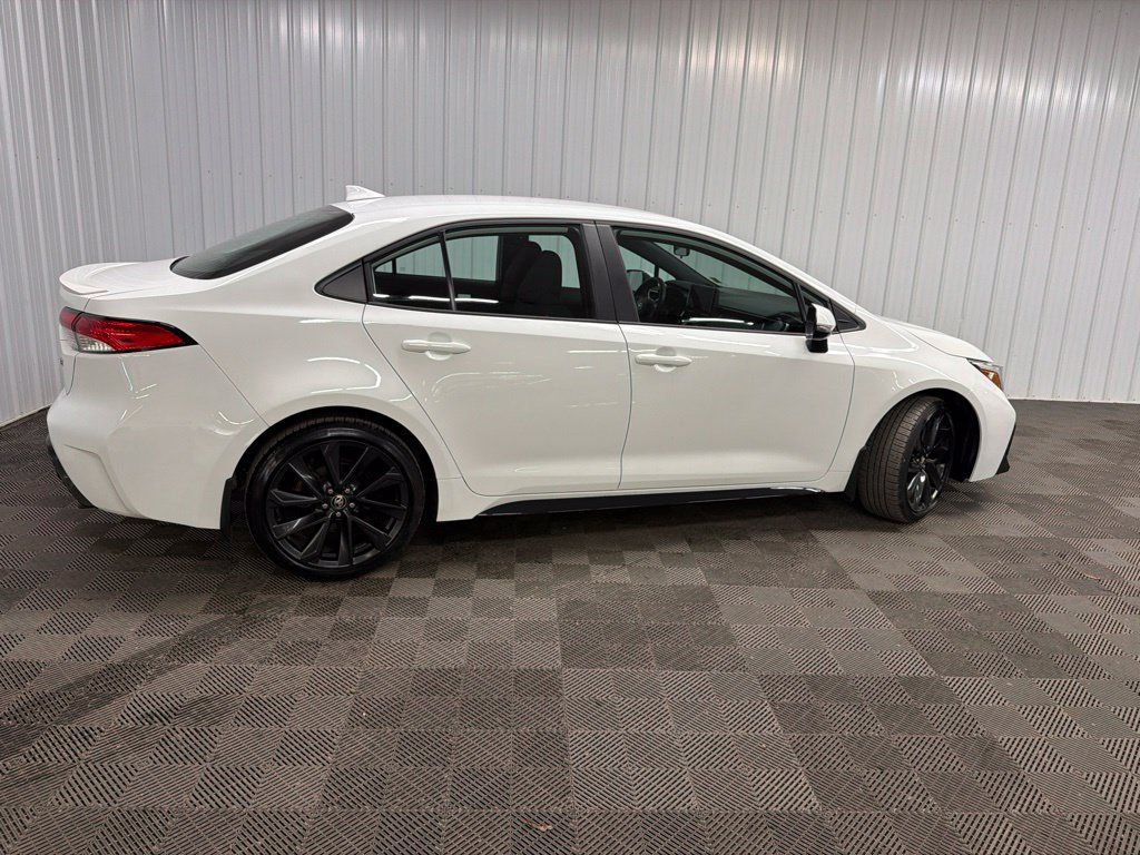 Used 2024 Toyota Corolla SE FWD image 3
