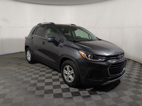 Used 2020 Chevrolet Trax LT w/ LPO, Cargo Package FWD image 13