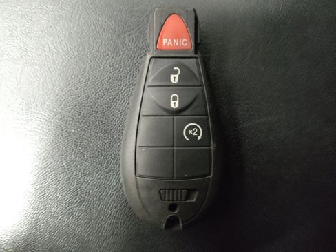 Used 2019 Jeep Cherokee Latitude w/ Cold Weather Group FWD image 32