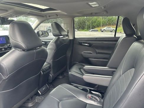 Used 2023 Toyota Highlander XLE FWD image 22