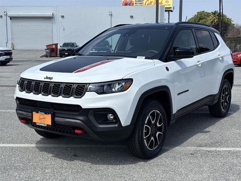 Used 2025 Jeep Compass Trailhawk w/ Trailer Tow Group AWD/4WD image 7