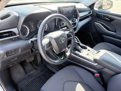 Used 2021 Toyota Highlander LE FWD image 7