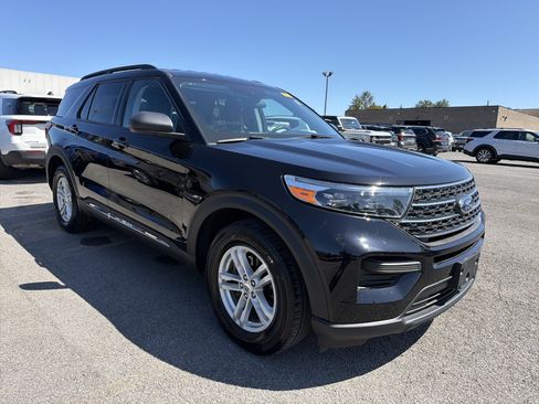 Used 2023 Ford Explorer XLT AWD/4WD image 2