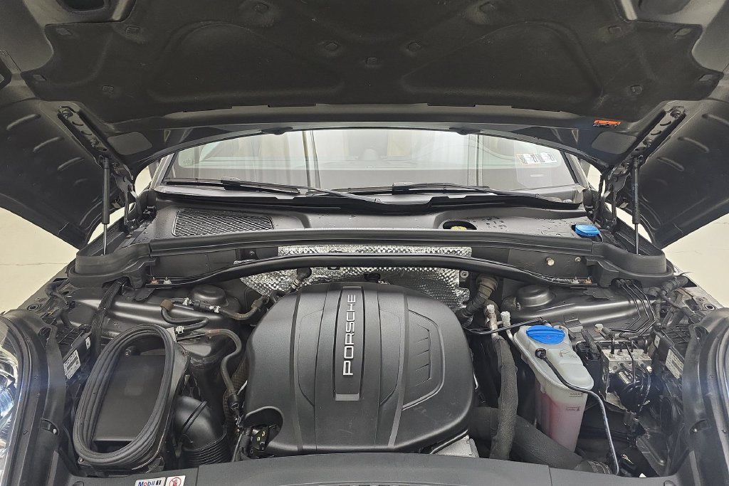 Used 2018 Porsche Macan AWD/4WD image 30