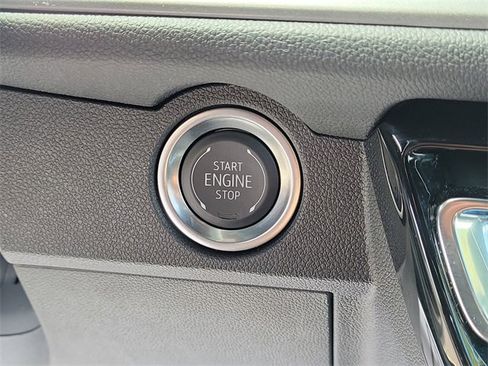 Used 2025 Chevrolet Traverse LT image 24