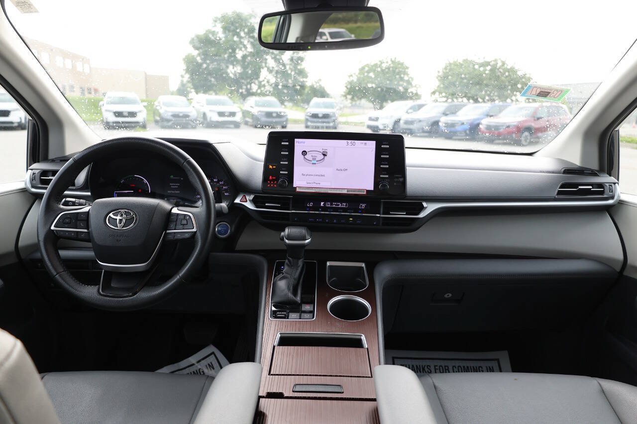 Used 2023 Toyota Sienna XLE FWD image 14