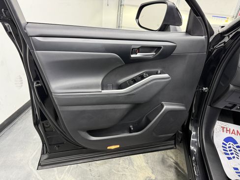Used 2026 Toyota Highlander XLE image 9