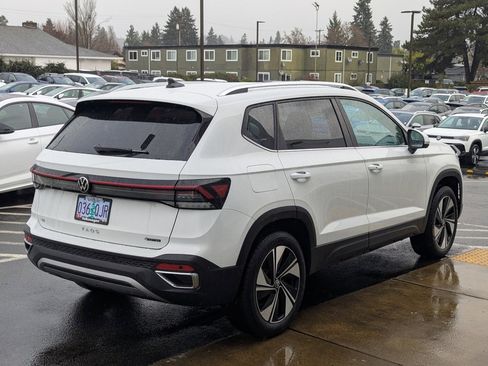 Used 2025 Volkswagen Taos SE image 5
