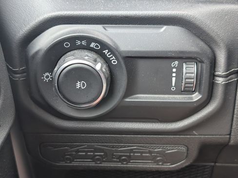 Used 2025 Jeep Wrangler Unlimited Rubicon AWD/4WD image 8