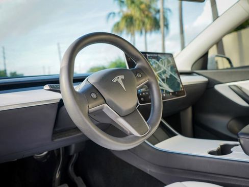 Used 2021 Tesla Model Y Long Range image 9