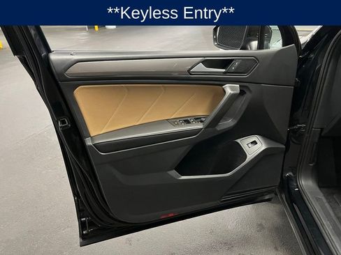 Used 2024 Volkswagen Tiguan SE w/ Panoramic Sunroof Package image 17