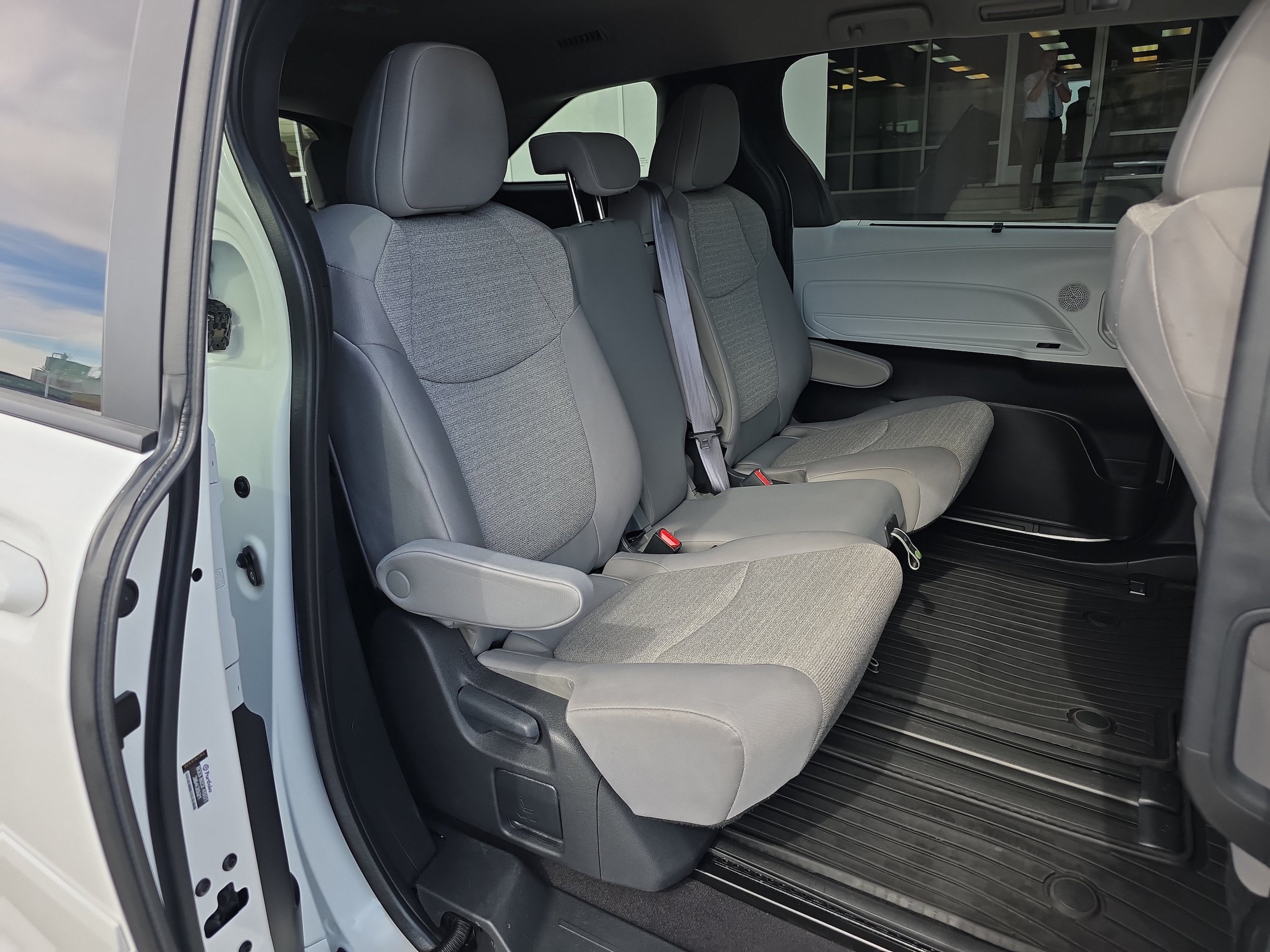 Used 2025 Toyota Sienna LE AWD/4WD image 17