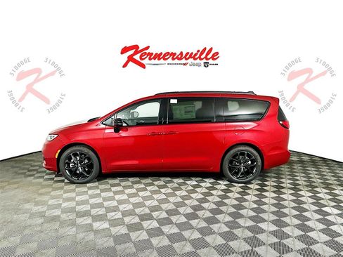 New 2026 Chrysler Pacifica Limited w/ Uconnect Theater Family Group image 4