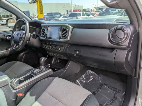 Used 2022 Toyota Tacoma TRD Sport w/ Technology Package image 30