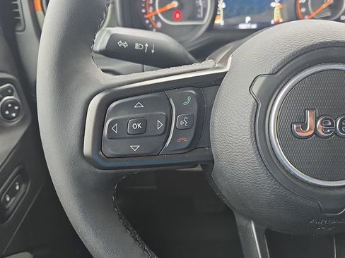 Used 2025 Jeep Gladiator Mojave AWD/4WD image 17