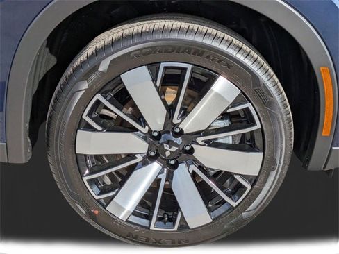 New 2025 Mitsubishi Outlander SE image 11