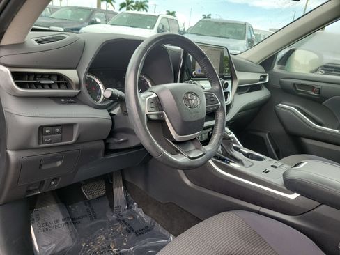 Used 2023 Toyota Highlander LE FWD image 9