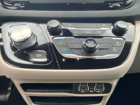 Used 2022 Chrysler Voyager LX FWD image 22