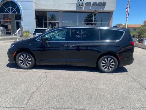 Used 2023 Chrysler Pacifica Touring-L FWD image 9
