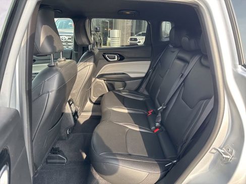 Used 2025 Jeep Compass Limited image 16