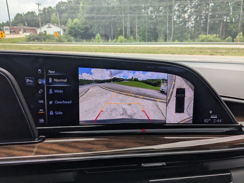 Used 2022 Cadillac Escalade Premium Luxury Platinum w/ Heavy-Duty Trailer Package AWD/4WD image 17