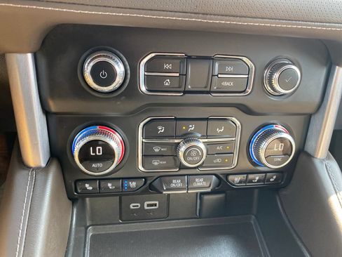 Used 2024 GMC Yukon XL SLT w/ SLT Premium Package AWD/4WD image 22