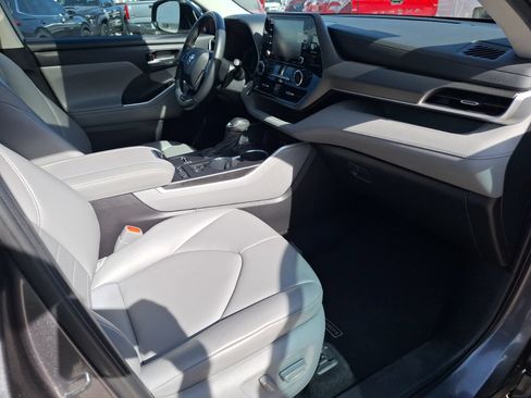 Used 2021 Toyota Highlander XLE FWD image 33