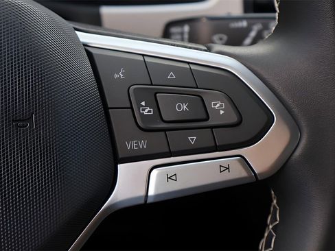 Used 2023 Volkswagen Atlas Cross Sport SE w/ Black Wheel Package image 21