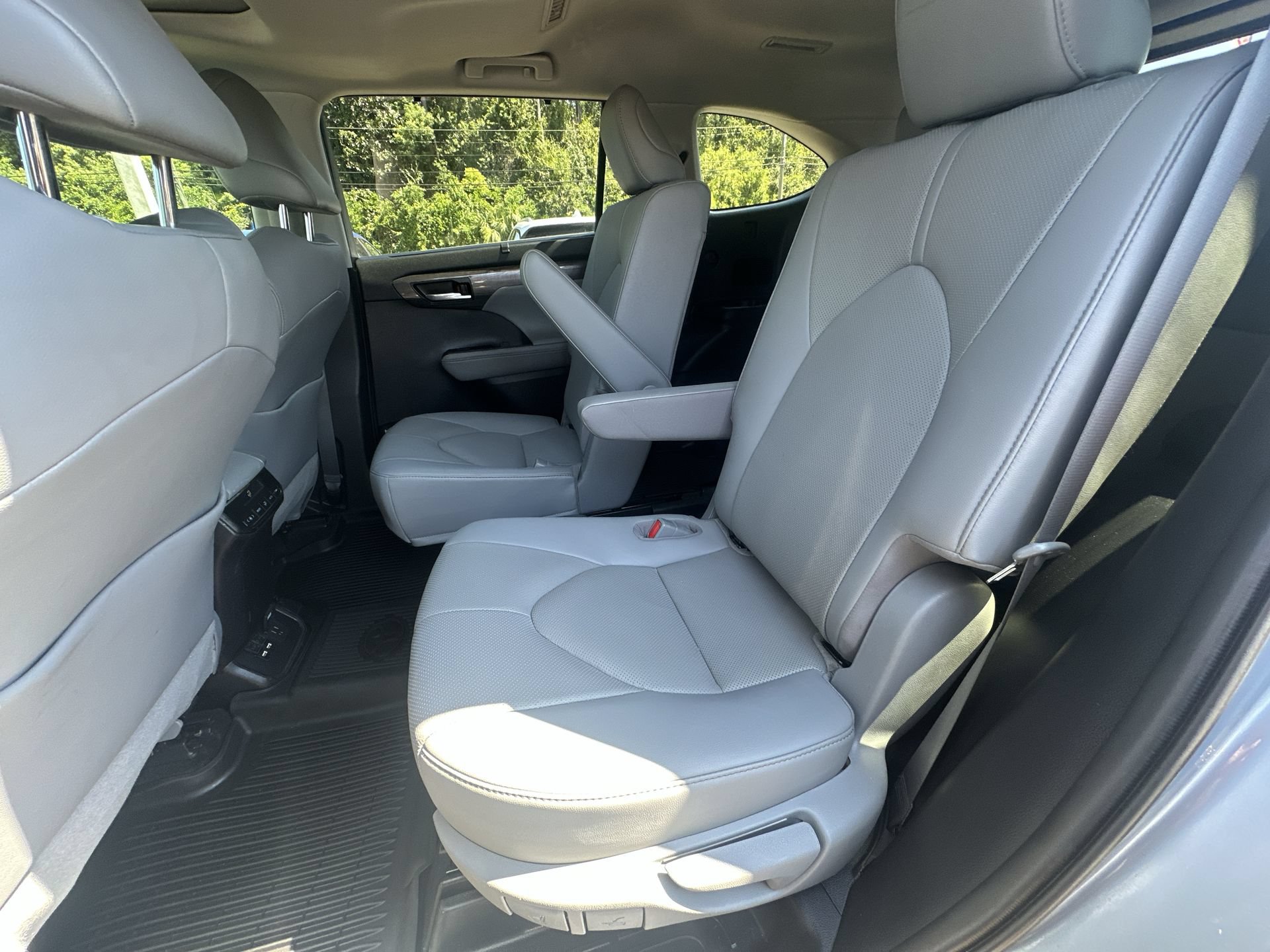 Used 2021 Toyota Highlander Limited AWD/4WD image 10
