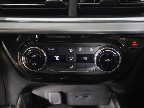 Used 2025 Chevrolet Trax LT FWD image 39