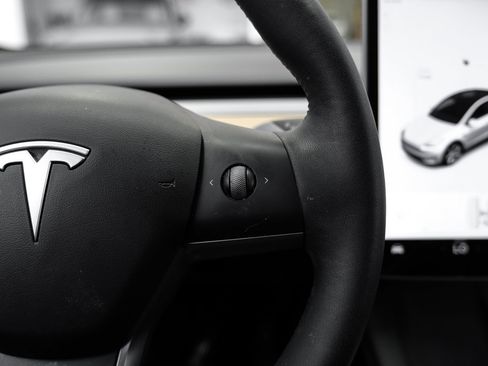 Used 2022 Tesla Model Y Long Range AWD/4WD image 18