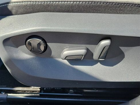 Certified 2025 Volkswagen Taos SE image 19