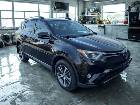 Used 2018 Toyota RAV4 XLE image 3