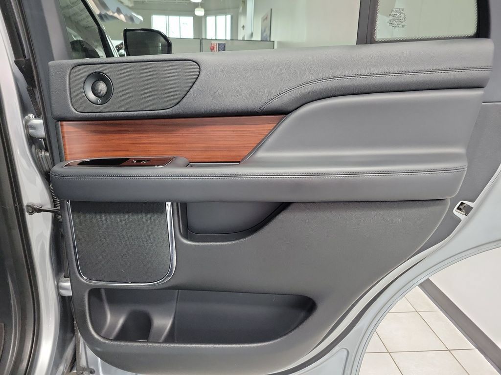 Used 2022 Lincoln Navigator Reserve AWD/4WD image 21