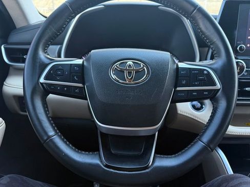 Used 2023 Toyota Highlander XLE image 12
