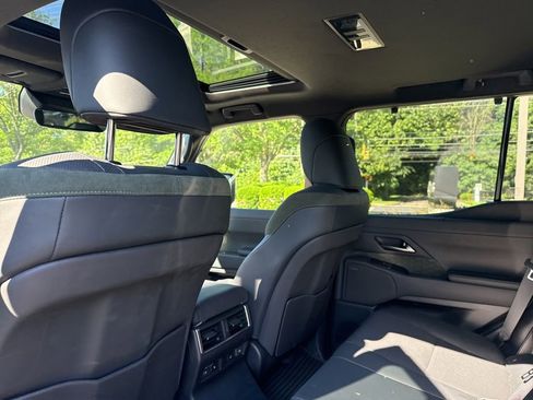 Used 2024 Lexus GX 550 AWD/4WD image 12