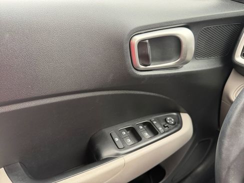 Certified 2022 Hyundai Venue SEL image 17