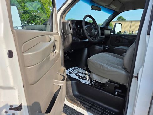 Used 2014 Chevrolet Express 3500 Extended RWD image 25