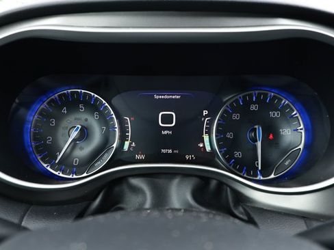 Used 2024 Chrysler Pacifica Touring-L FWD image 7