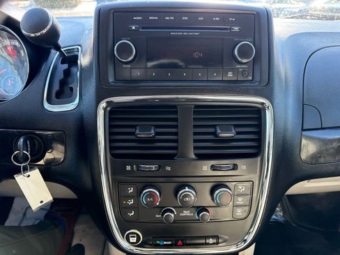 Used 2012 Dodge Grand Caravan SXT image 23