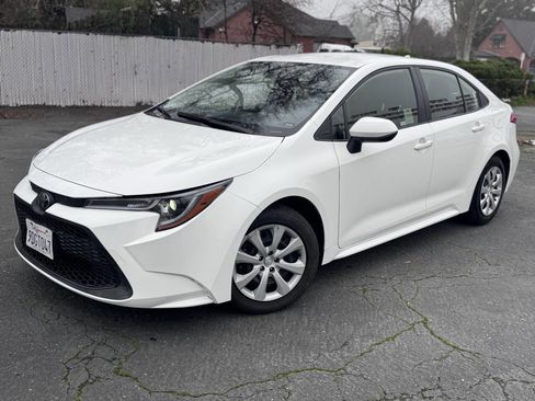 Used 2022 Toyota Corolla LE image 2