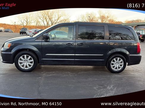 Used 2014 Chrysler Town & Country Touring image 2