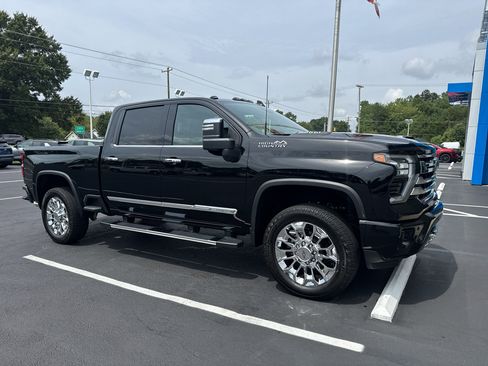 Used 2025 Chevrolet Silverado 2500 High Country w/ Technology Package AWD/4WD image 3