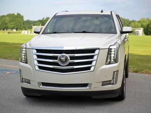 Used 2015 Cadillac Escalade Premium AWD/4WD image 12