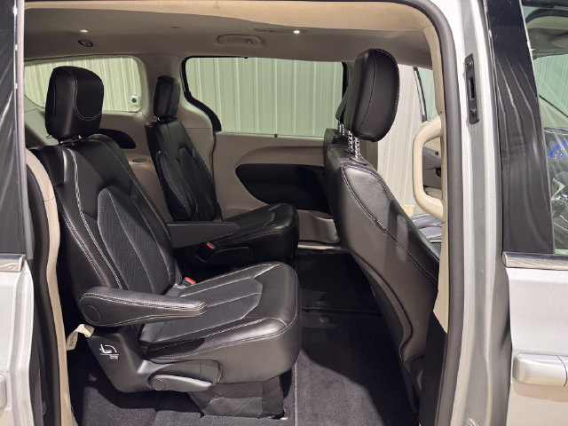 Used 2024 Chrysler Pacifica Touring-L FWD image 26