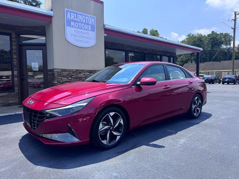 Used 2022 Hyundai Elantra Limited w/ Cargo Package FWD image 2